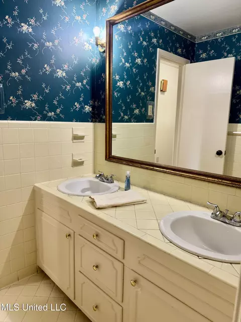 Bath - 124 Mansfield Dr, Natchez, MS 39120 photo 3 of 9