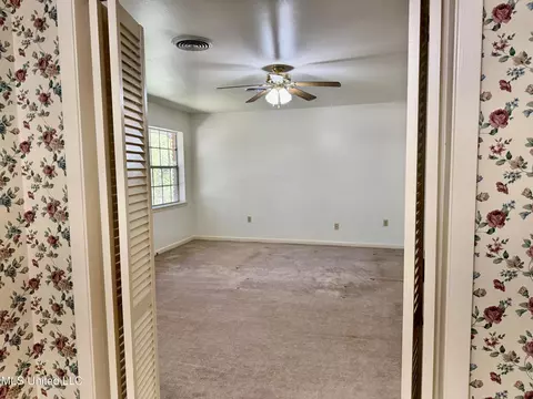 Bedroom - 124 Mansfield Dr, Natchez, MS 39120 photo 5 of 6