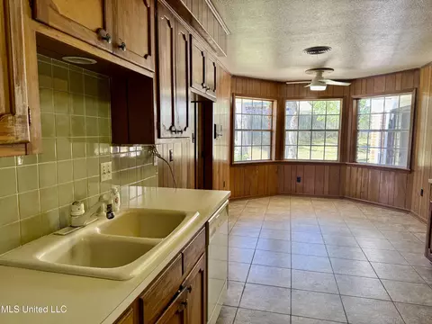Kitchen - 124 Mansfield Dr, Natchez, MS 39120 photo 4 of 7