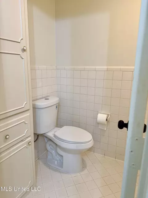 Bath - 124 Mansfield Dr, Natchez, MS 39120 photo 6 of 9