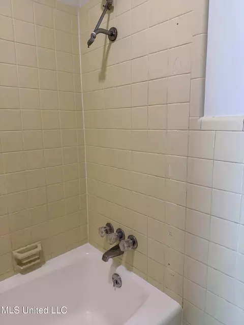 Bath - 124 Mansfield Dr, Natchez, MS 39120 photo 5 of 9