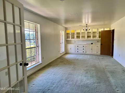 Living - 124 Mansfield Dr, Natchez, MS 39120 photo 3 of 9