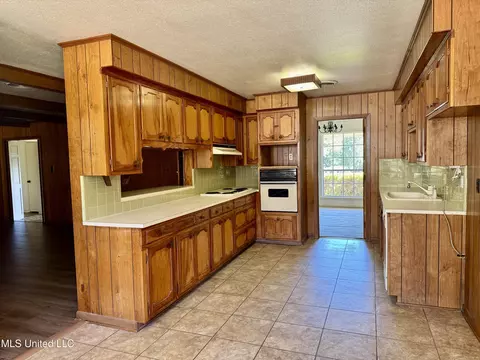 Kitchen - 124 Mansfield Dr, Natchez, MS 39120 photo 1 of 7