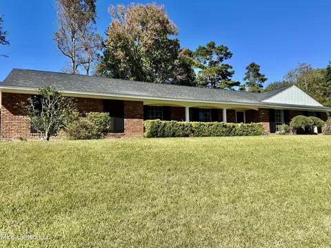 Exterior - 124 Mansfield Dr, Natchez, MS 39120 photo 2 of 9