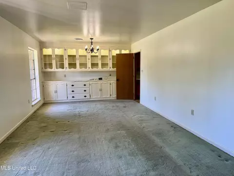 Living - 124 Mansfield Dr, Natchez, MS 39120 photo 5 of 9