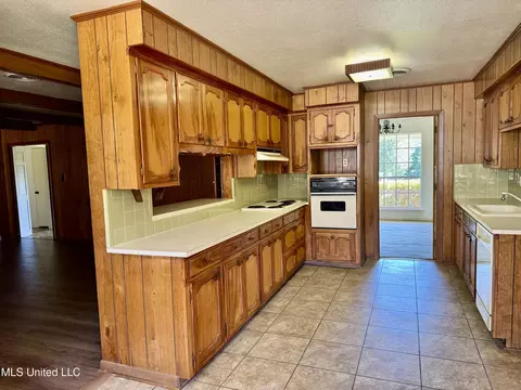 Kitchen - 124 Mansfield Dr, Natchez, MS 39120 photo 5 of 7