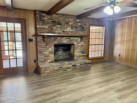 Living - 124 Mansfield Dr, Natchez, MS 39120 photo 9 of 9