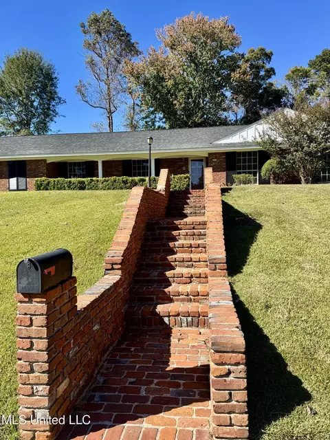 Exterior - 124 Mansfield Dr, Natchez, MS 39120 photo 5 of 9