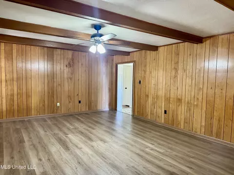 Living - 124 Mansfield Dr, Natchez, MS 39120 photo 8 of 9