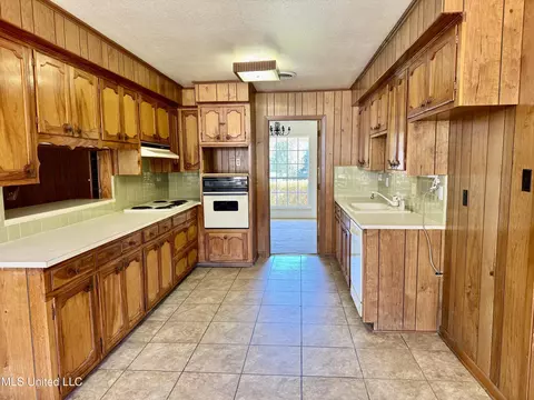 Kitchen - 124 Mansfield Dr, Natchez, MS 39120 photo 6 of 7