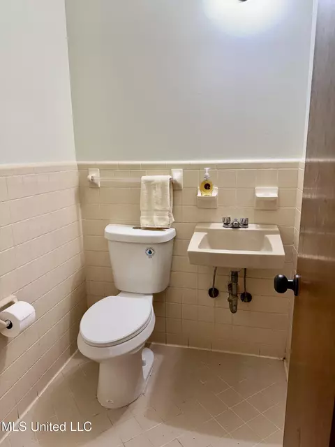 Bath - 124 Mansfield Dr, Natchez, MS 39120 photo 1 of 9
