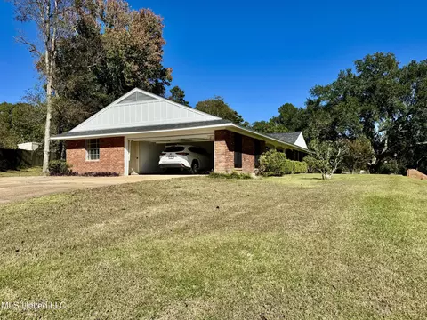 Exterior - 124 Mansfield Dr, Natchez, MS 39120 photo 3 of 9