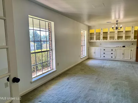Living - 124 Mansfield Dr, Natchez, MS 39120 photo 4 of 9