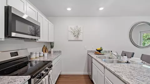 Kitchen - 607 Cedar Pl, Pearl, MS 39208 photo 2 of 3