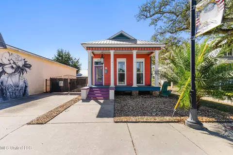 206 Main St, Bay Saint Louis, MS 39520