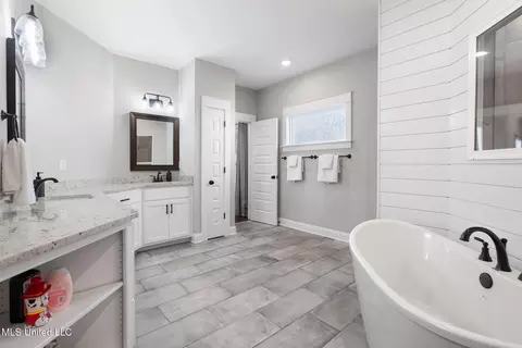 Bath - 681 Pond View Cir, Hernando, MS 38632 photo 2 of 5