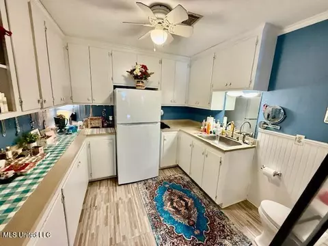 Kitchen - 10 Pecan Way, Natchez, MS 39120 photo 4 of 6