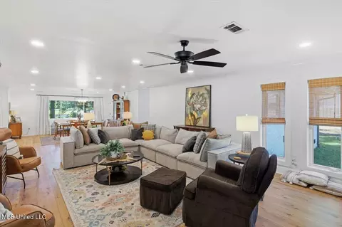 Living - 2701 Highway 80, Brandon, MS 39042 photo 3 of 4
