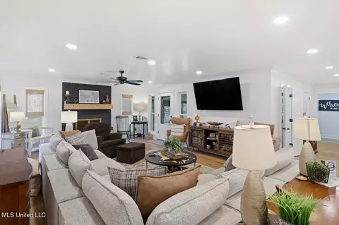 Living - 2701 Highway 80, Brandon, MS 39042 photo 4 of 4