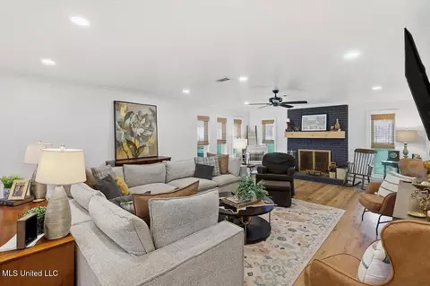 Living - 2701 Highway 80, Brandon, MS 39042 photo 1 of 4