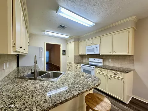 Kitchen - 351 E Cascades Cir, Clinton, MS 39056 photo 3 of 5