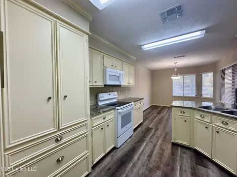 Kitchen - 351 E Cascades Cir, Clinton, MS 39056 photo 4 of 5