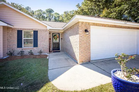 1321 Oak St, Ocean Springs, MS 39564
