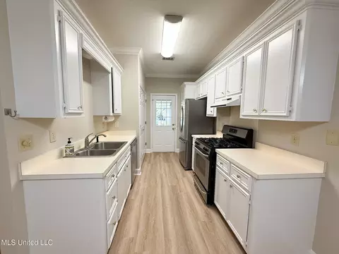 Kitchen - 110 Commonwealth Ave, Brandon, MS 39047 photo 1 of 2