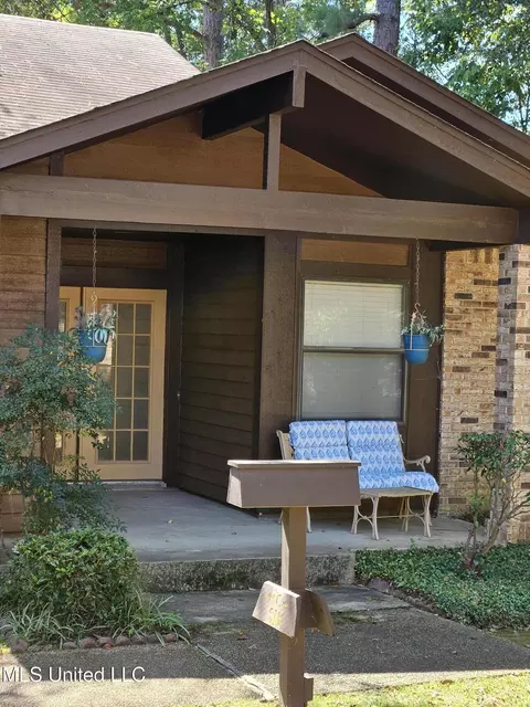 6 Shore Dr, Clinton, MS 39056