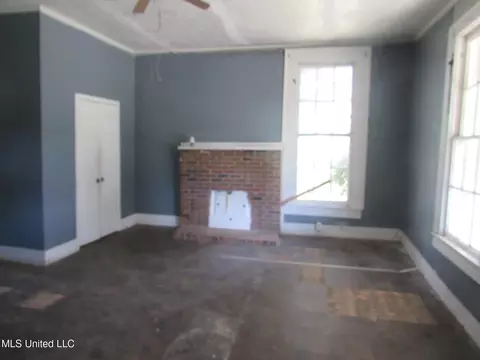 Living - 108 Hightower St, Sardis, MS 38666 photo 2 of 3