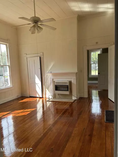 Living - 341 W Congress St, Brookhaven, MS 39601 photo 2 of 4