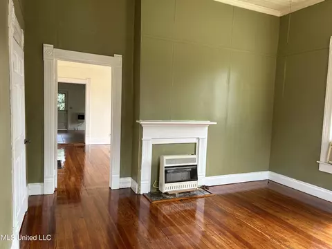 Living - 341 W Congress St, Brookhaven, MS 39601 photo 4 of 4
