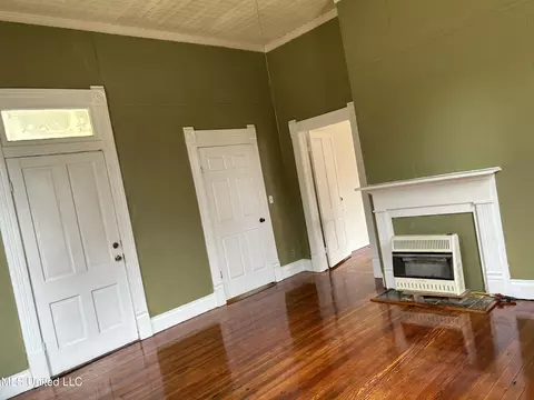 Living - 341 W Congress St, Brookhaven, MS 39601 photo 3 of 4