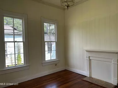 Living - 341 W Congress St, Brookhaven, MS 39601 photo 1 of 4
