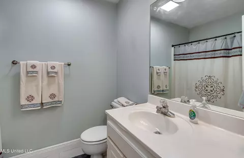 Bath - 2004 Bayberry Dr, Flowood, MS 39232 photo 1 of 6