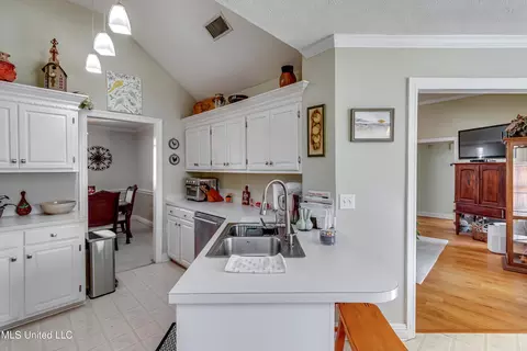 Kitchen - 2004 Bayberry Dr, Flowood, MS 39232 photo 2 of 8