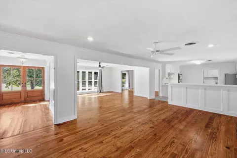 Living - 144 Rollingwood Dr, Jackson, MS 39211 photo 5 of 9