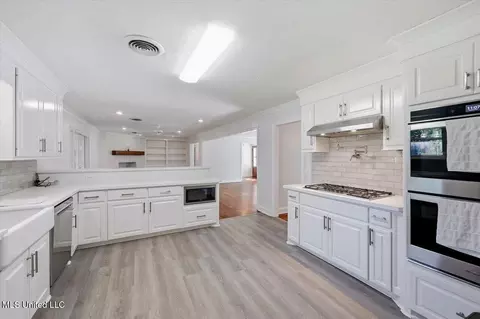 Kitchen - 144 Rollingwood Dr, Jackson, MS 39211 photo 4 of 5