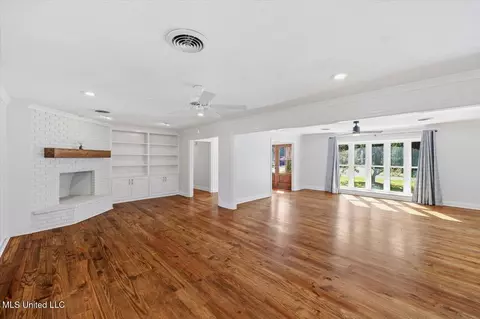Living - 144 Rollingwood Dr, Jackson, MS 39211 photo 4 of 9