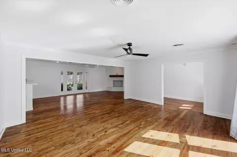 Living - 144 Rollingwood Dr, Jackson, MS 39211 photo 8 of 9
