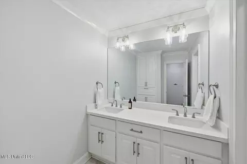 Bath - 144 Rollingwood Dr, Jackson, MS 39211 photo 3 of 4