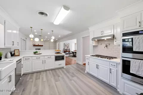 Kitchen - 144 Rollingwood Dr, Jackson, MS 39211 photo 3 of 5