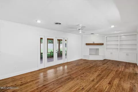 Living - 144 Rollingwood Dr, Jackson, MS 39211 photo 2 of 9