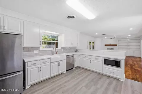 Kitchen - 144 Rollingwood Dr, Jackson, MS 39211 photo 2 of 5