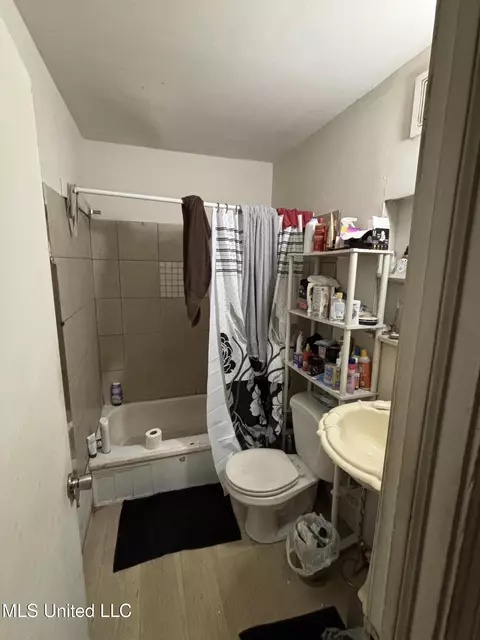 Bath - 2218 Mobile Ave #20, Jackson, MS 39213 photo 1 of 5