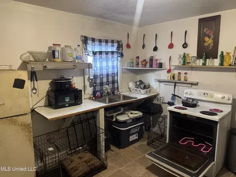 Kitchen - 2218 Mobile Ave #20, Jackson, MS 39213 photo 3 of 4