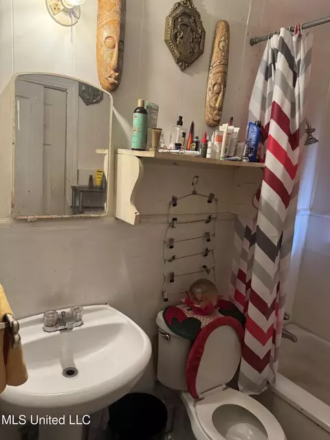 Bath - 2218 Mobile Ave #20, Jackson, MS 39213 photo 4 of 5