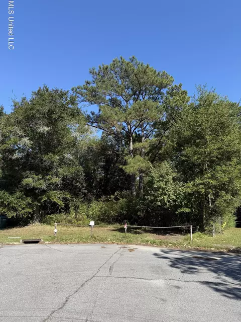 1900 Dartmouth Dr, Gautier, MS 39553