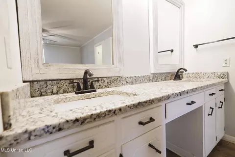Bath - 1030 Kenna Rd, Summit, MS 39666 photo 2 of 7
