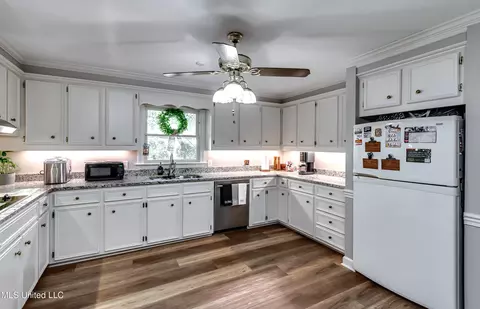 Kitchen - 539 Dixton Dr, Brandon, MS 39047 photo 3 of 9